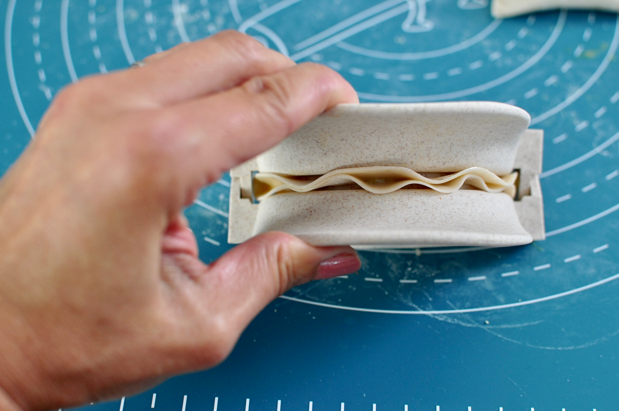 Fold and squeeze dumpling maker