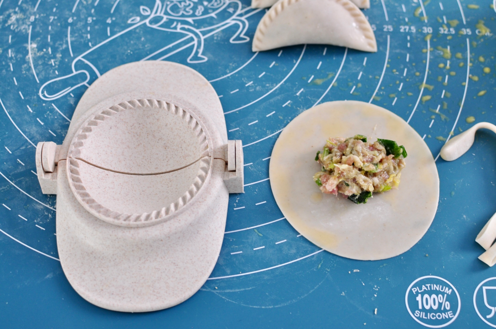 Dumpling maker folding gadget