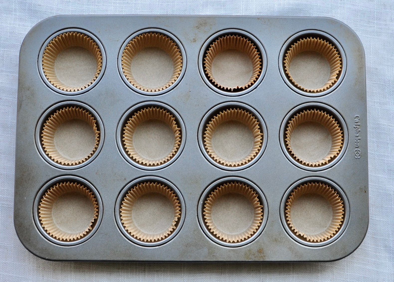 muffin tine with muffin liners