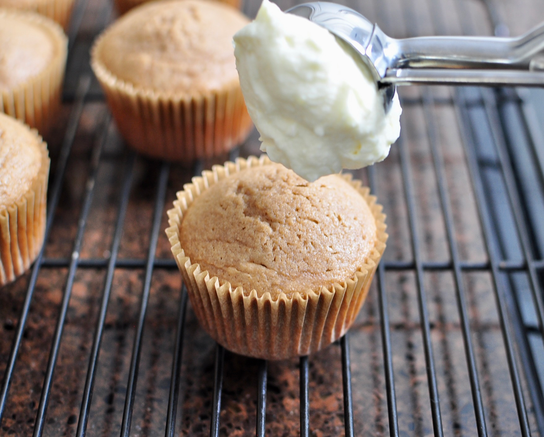 Frosting milk tea cupcakes