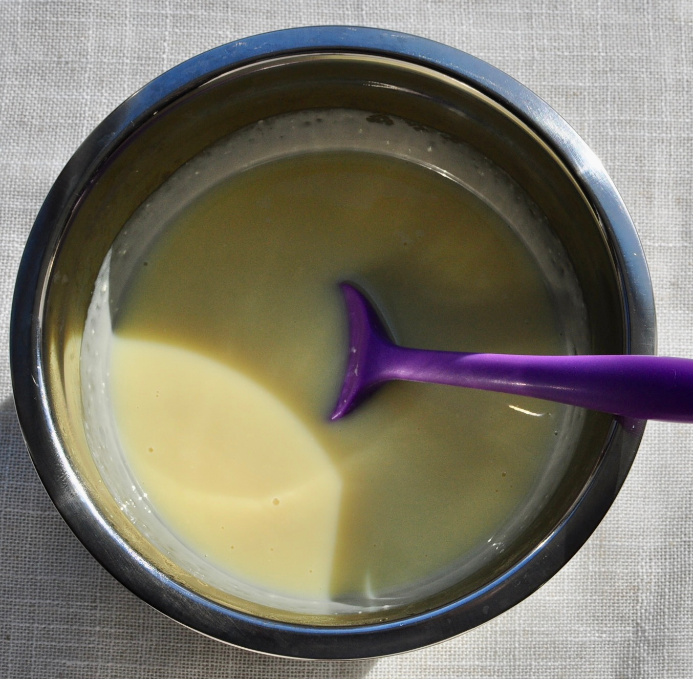 Mix vanilla callets with hot heavy cream