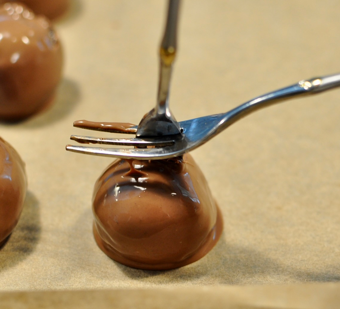 How to Make Oreo Cream Cheese Truffles